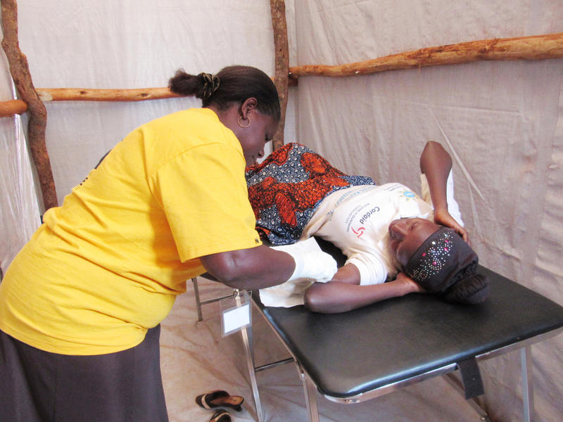 Burundian woman receives her first contraceptive implant at Nyarugusu.