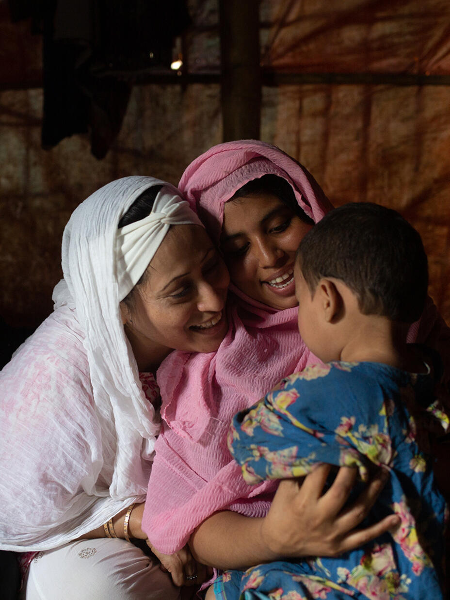 Razia sitzt mit einer Frau und ihrem Sohn in ihrem Frauenzentrum in Bangladesch