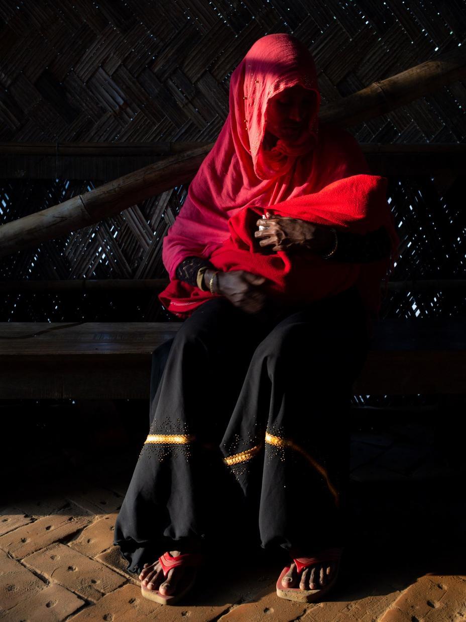 Rohingy-Frau mit Baby im Flüchtlingslager Cox's Bazar