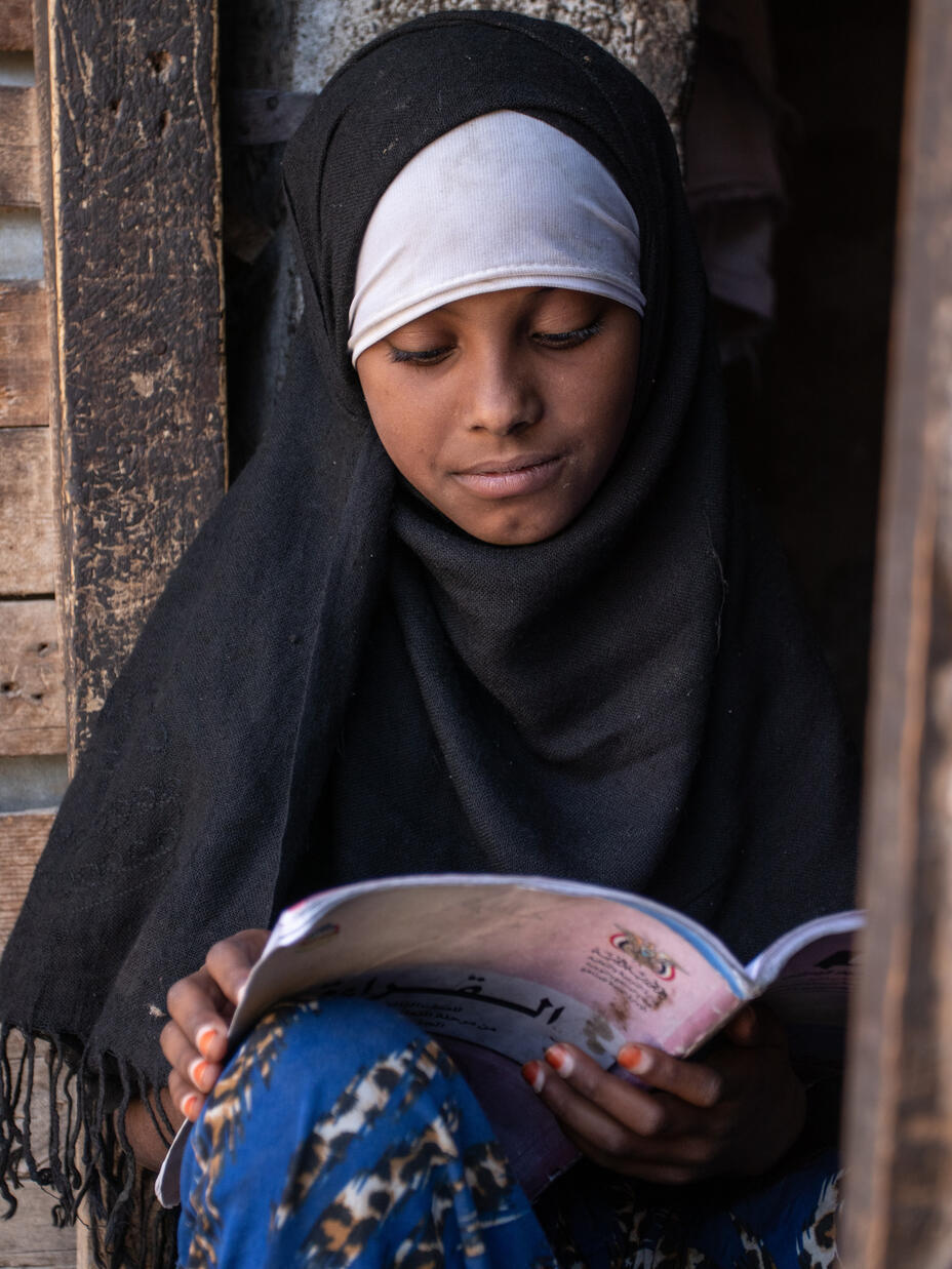 Aisha liest ein Buch