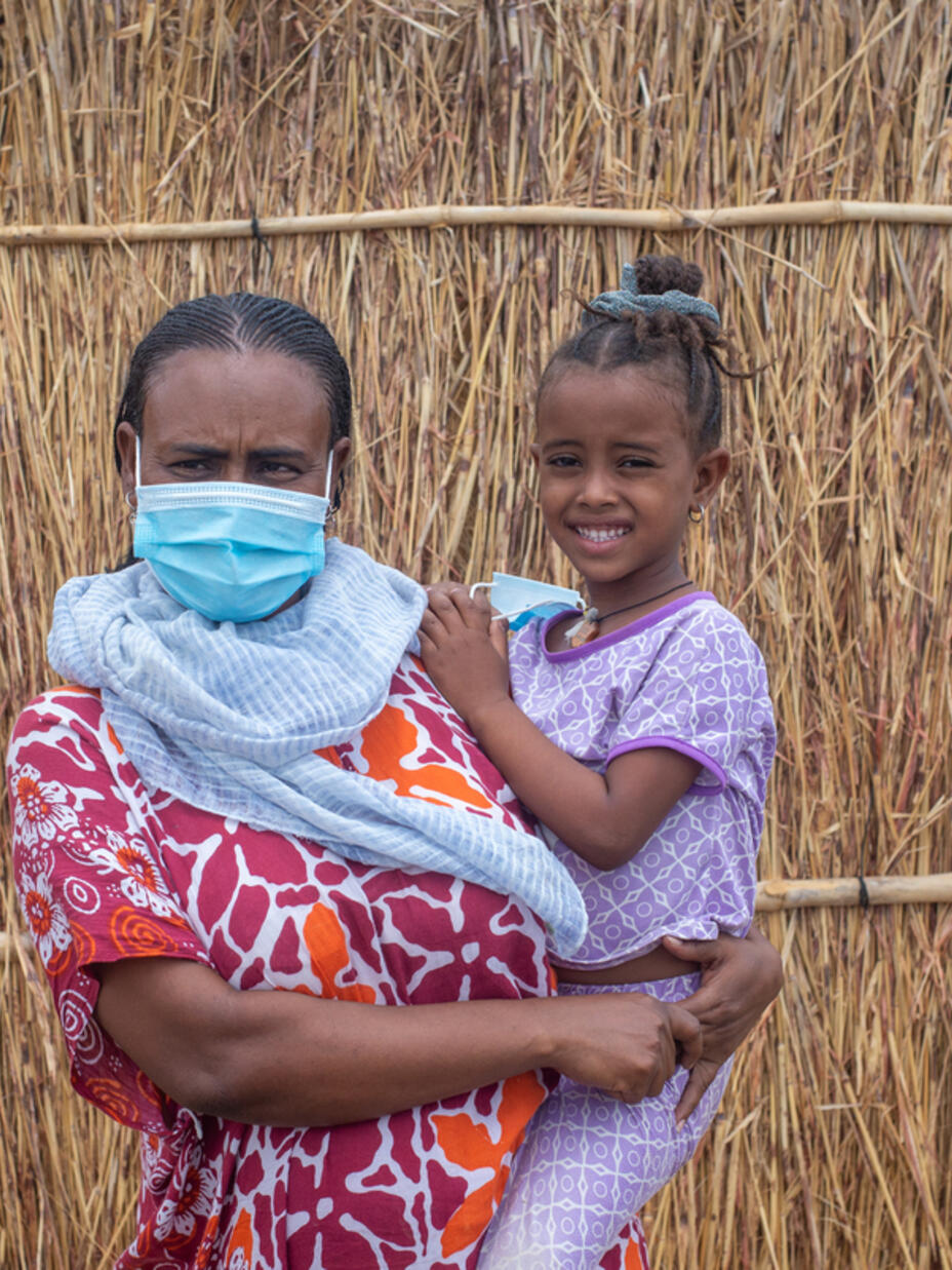 Azmera och hennes dotter i Tunaydbah-lägret i östra Sudan.