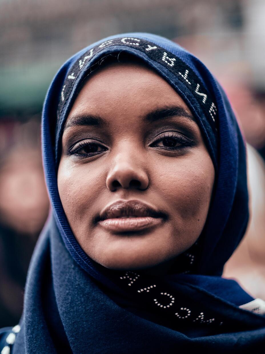 Internationella kvinnodagen 2023: Bild på Halima Aden, modell och aktivist.