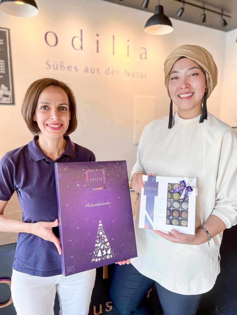Gründerin Saeda mit Esra von Karakaya Talks. Auch Influencerin Esra ist begeistert von den Produkten von Odilia.