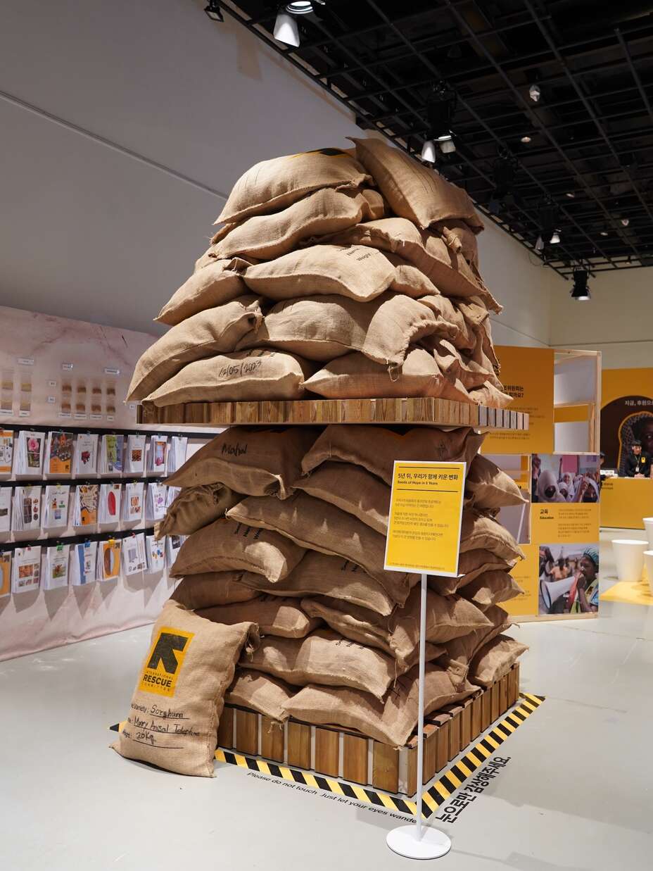 종자 안보 솔루션으로 풍족히 채워진 종자 포대들