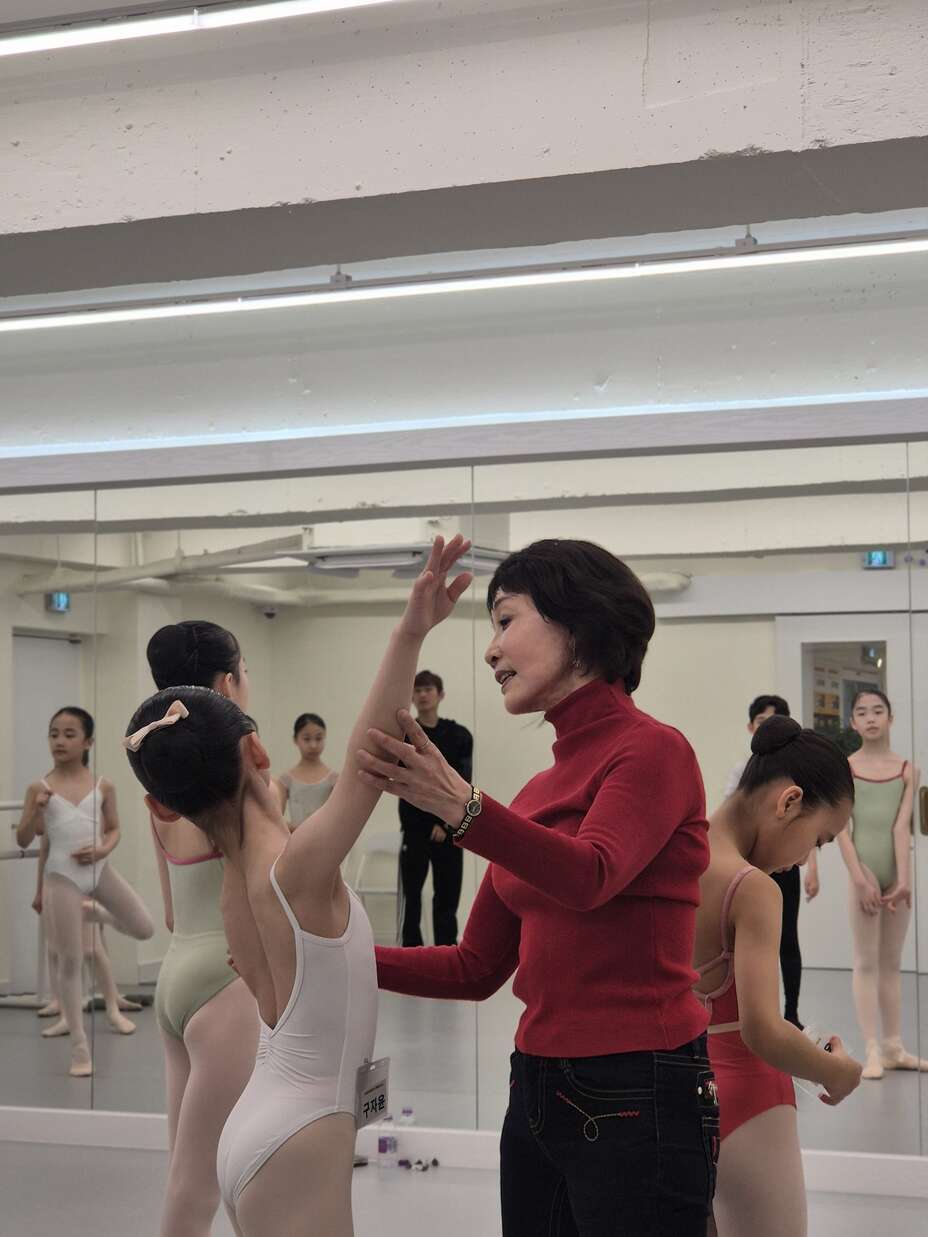 차세대 무용수들을 위해 특강 시간을 훌쩍 넘기도록 정성을 다해 지도하는 김선희 교수