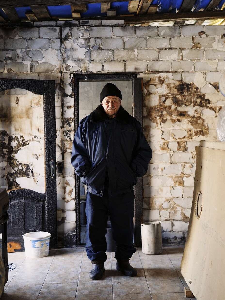 빅토르가 헛간에서 카메라를 바라보고 있습니다.