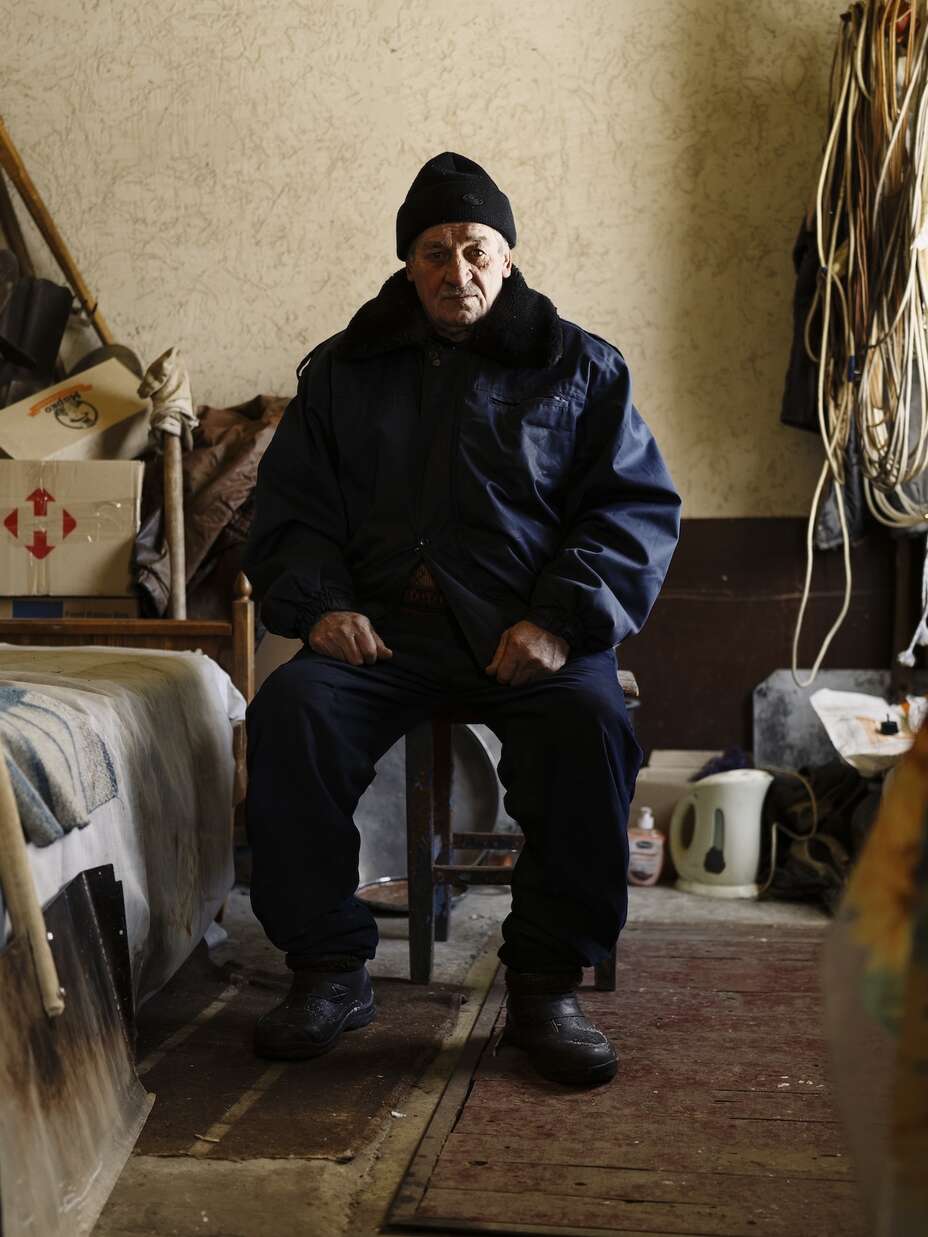 빅토르가 헛간에 앉아서 카메라를 바라보고 있습니다.