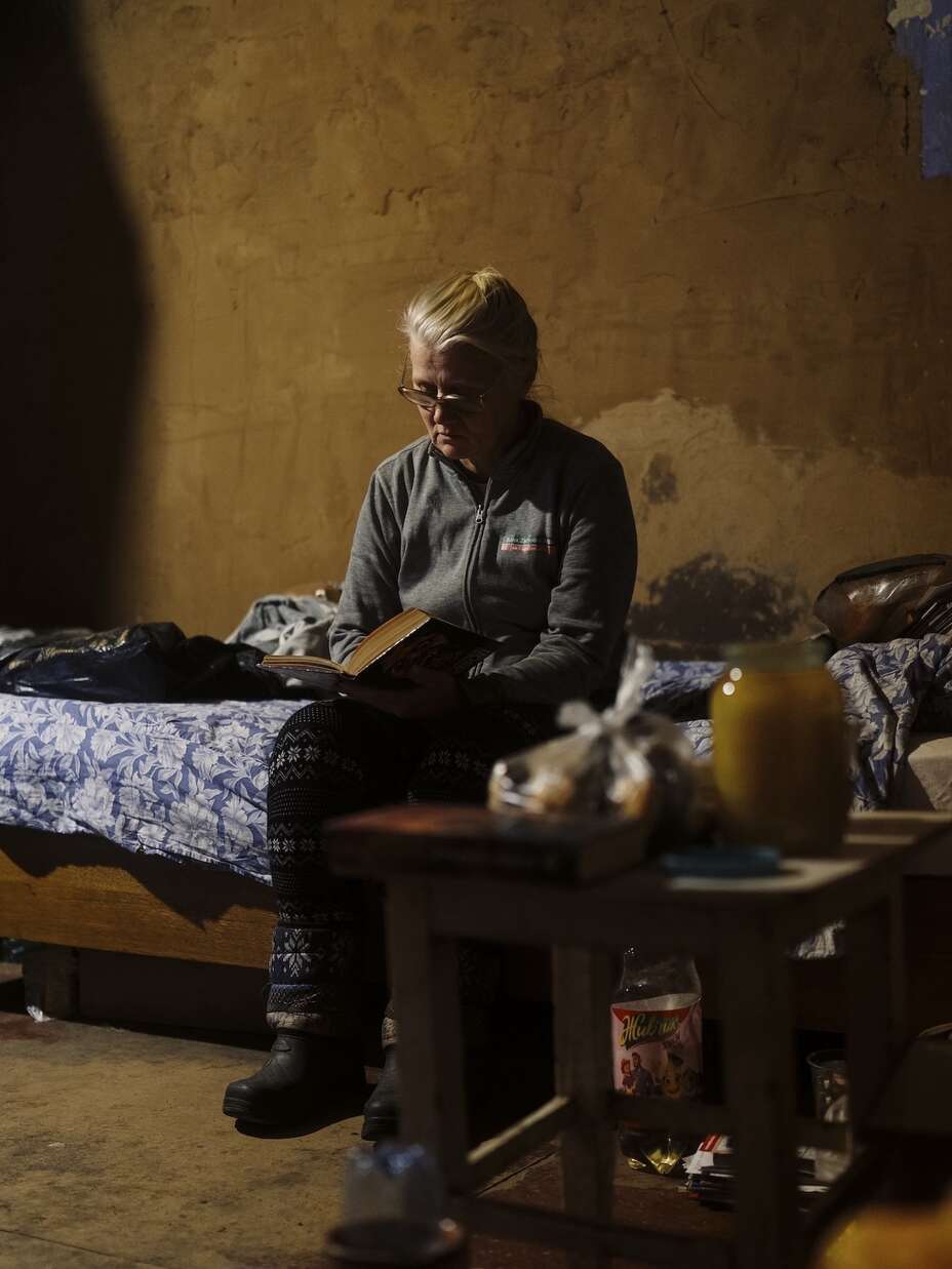 나탈리아가 침대에 앉아서 책을 읽고 있습니다.