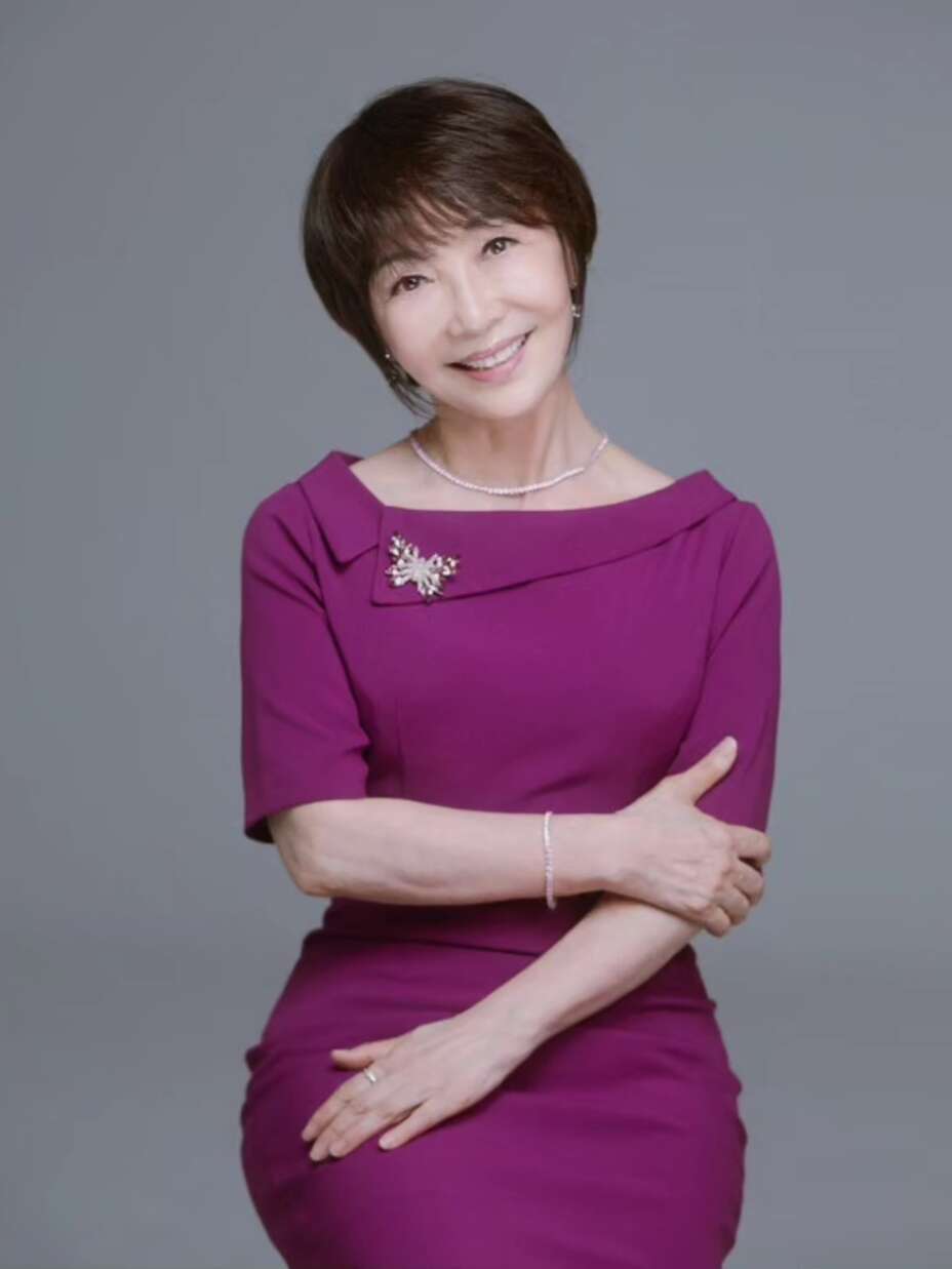 한예종 명예교수 김선희 교수가 포즈를 취하고 있다