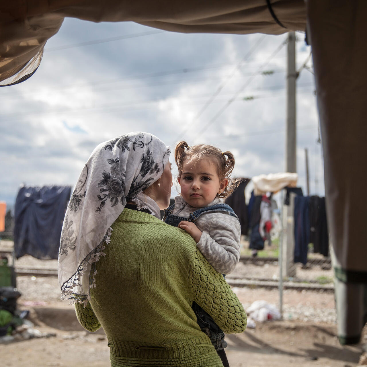 Makbola und ihre Tochter Turkiya warten im Flüchtlingslager in Idomeni, Griechenland, darauf dass sich die Grenzen im Norden bald wieder öffnen.