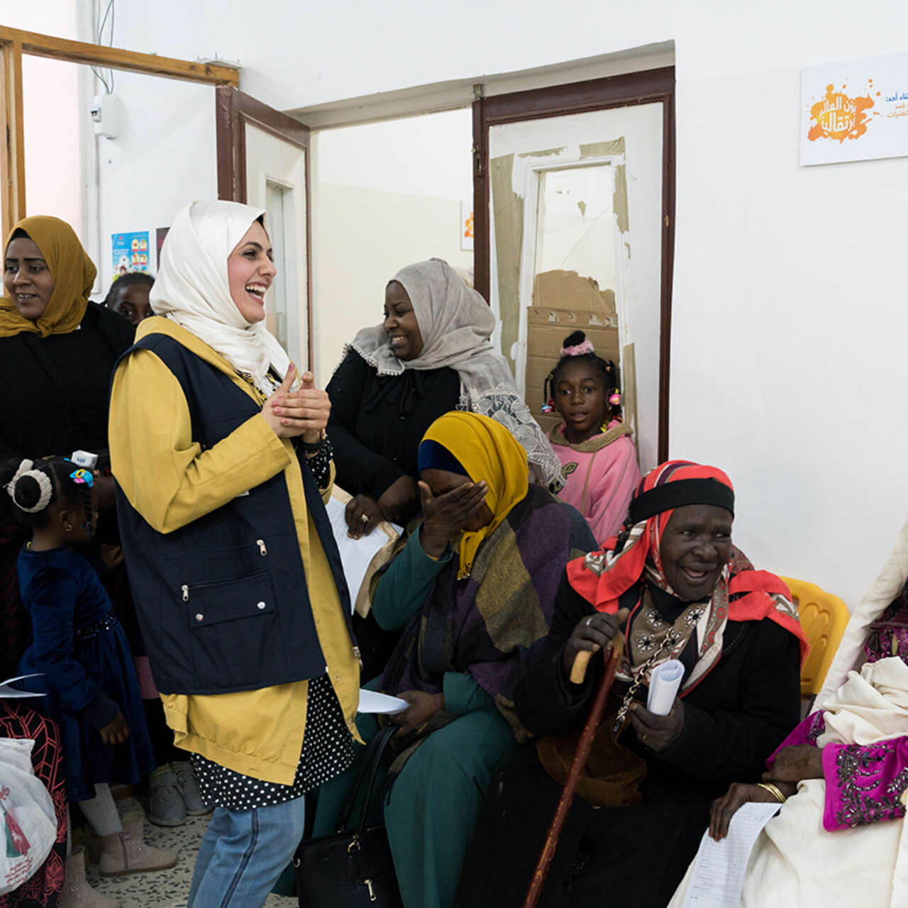 Frauen mit medizinischer Hilfskraft in einer Klinik in Libyen