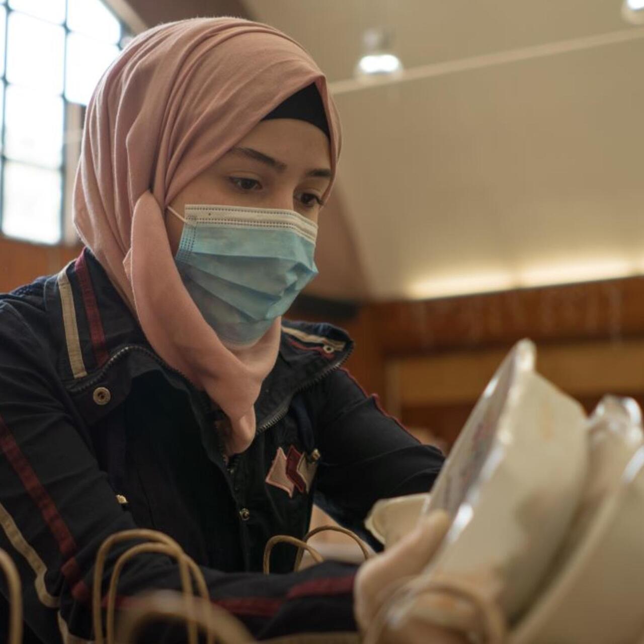 Rania verteilt während der Pandemie Essen
