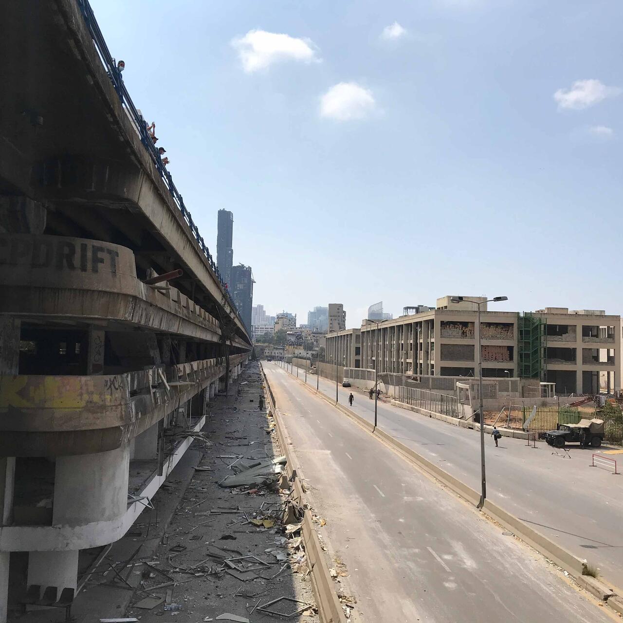 Brücke in Beiruts zerstörten Straßen.