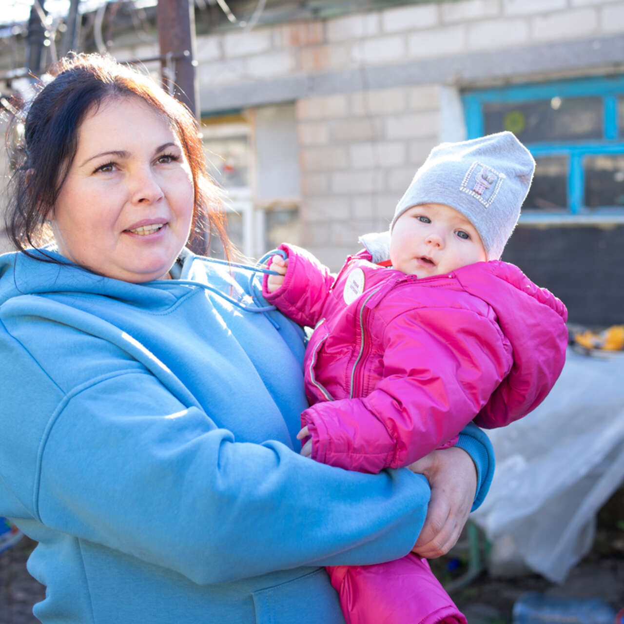 En mamma i Ukraina håller sin dotter i famnen