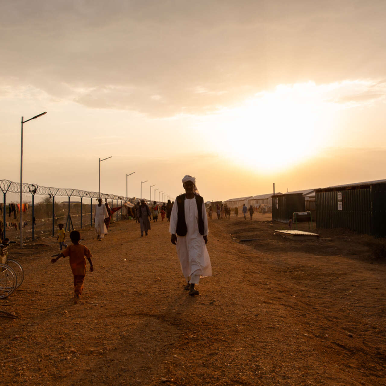 En man går genom ett trancitcenter i Sudan.