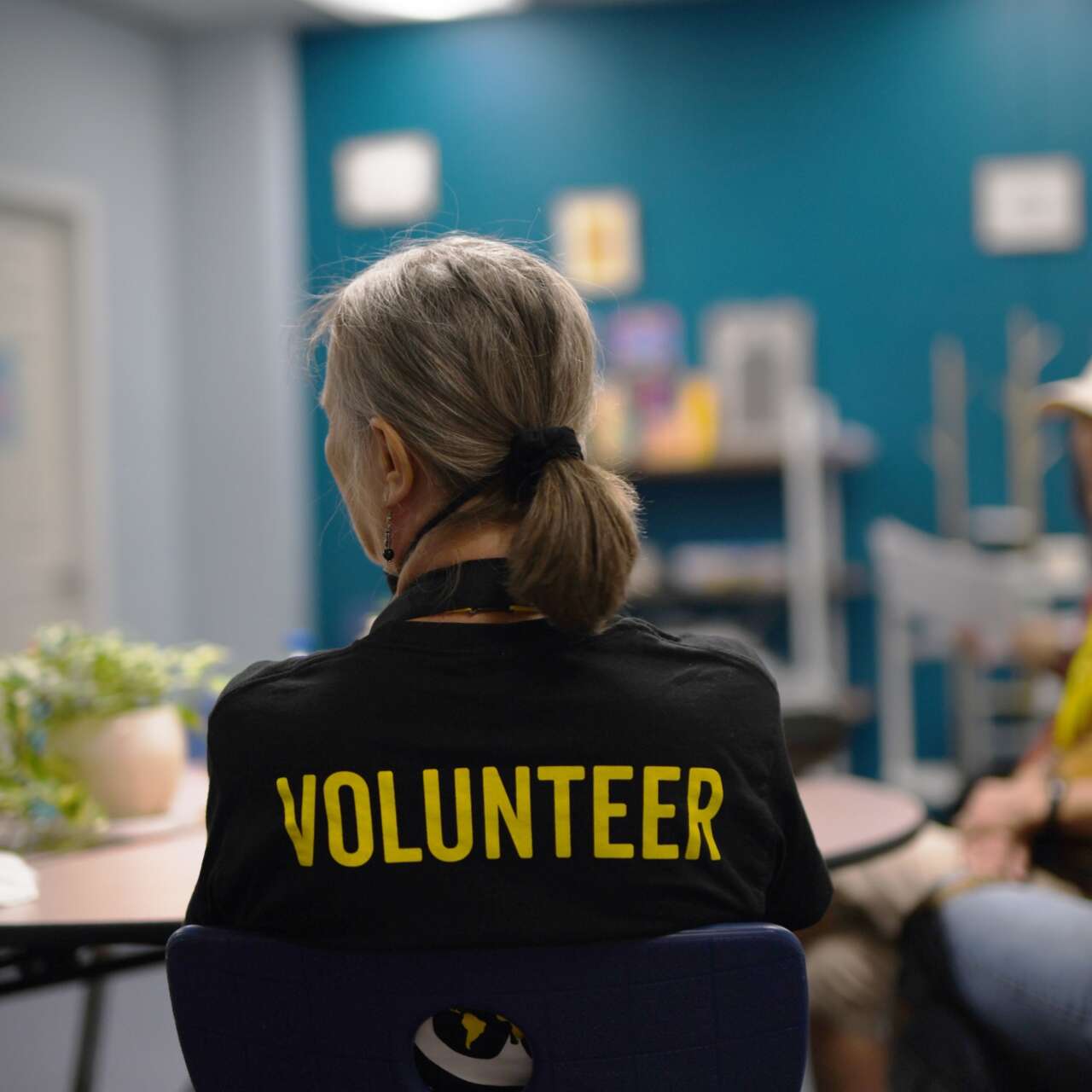 An IRC volunteer attends a briefing with other volunteers.