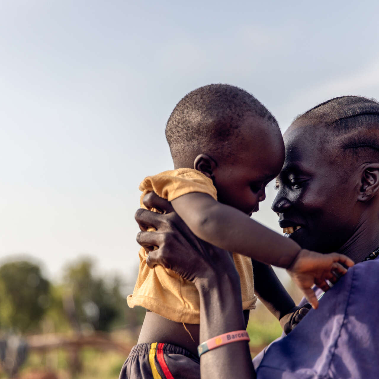 En mamma kollar kärleksfullt på sitt barn