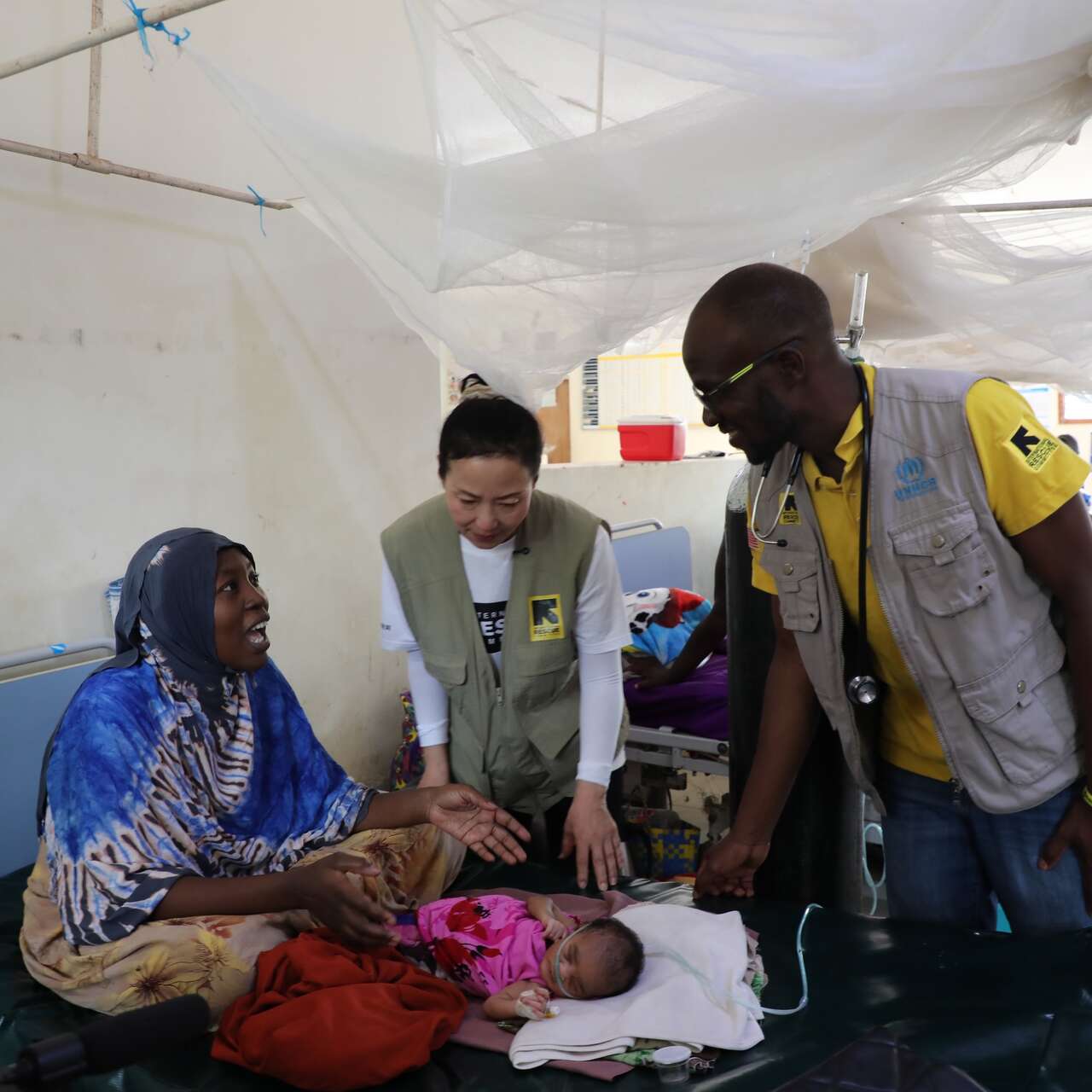 오민애 홍보대사가 케냐 카쿠마 아무사이트 병원에서 신생아병동 환자들을 만나고 있다