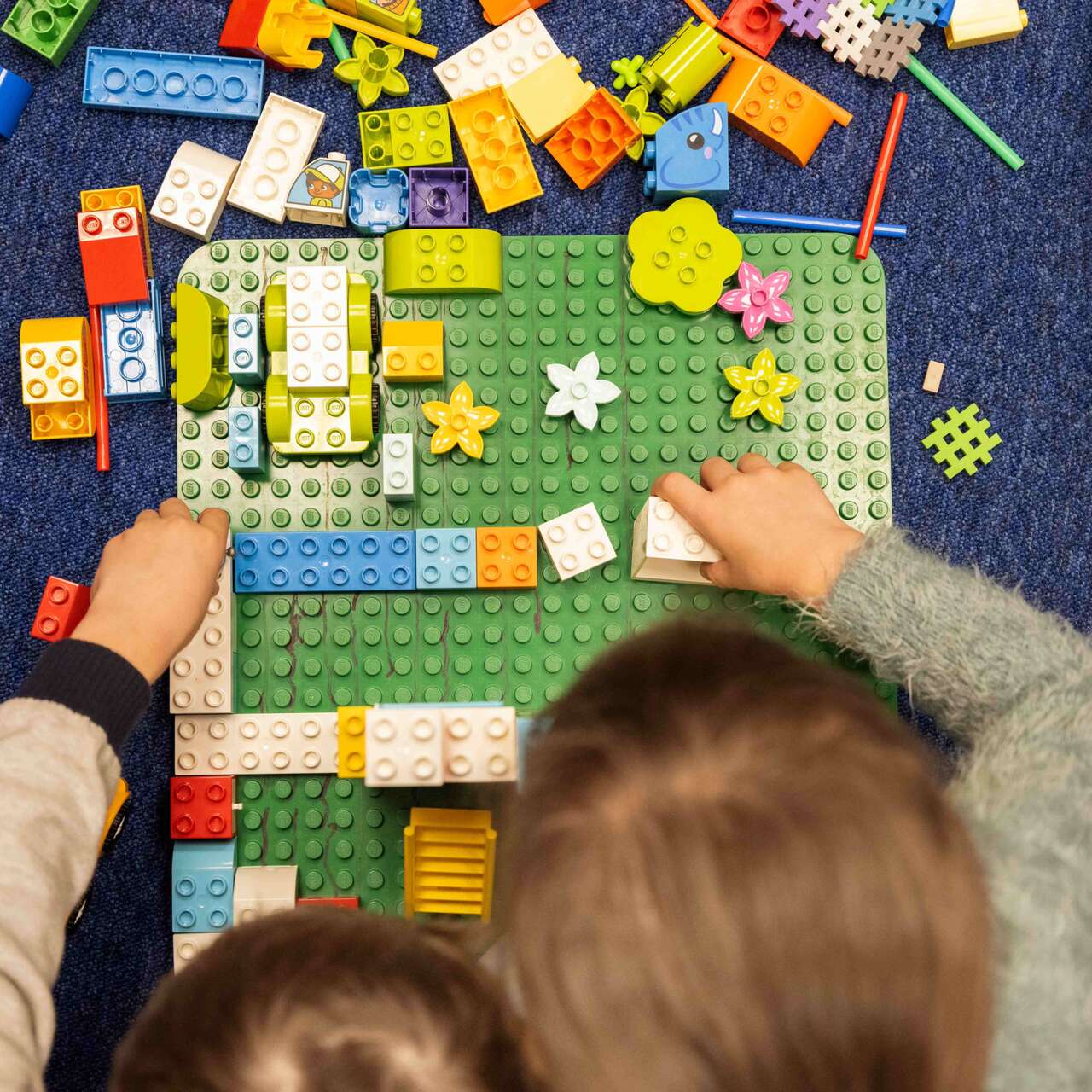 Kinder spielen mit Lego.