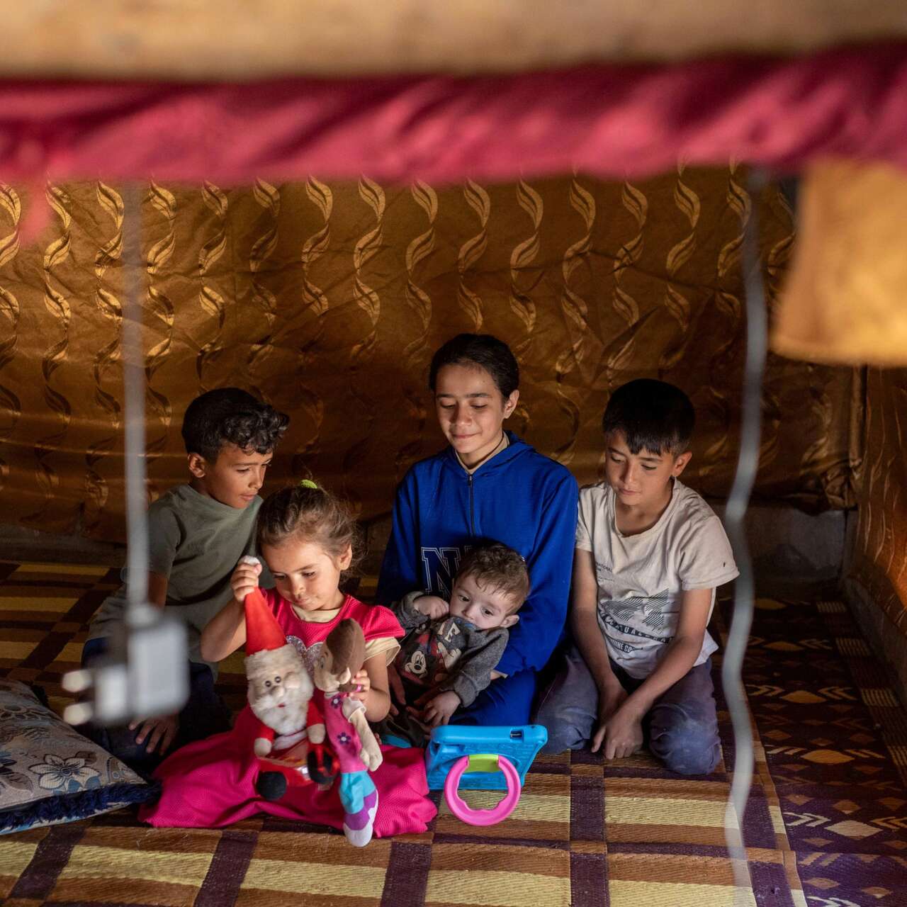 Osama und seine Geschwister in ihrem Zelt