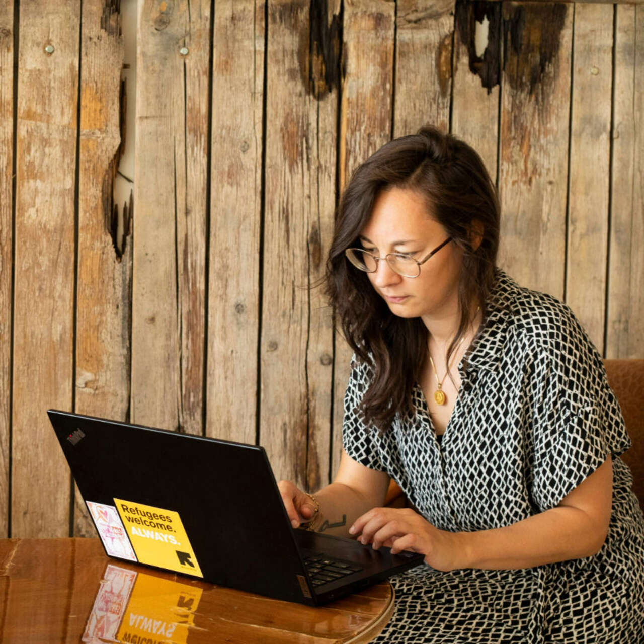 Eine Pädagogische Fachkraft nimmt an einem Selbstlernkurs teil