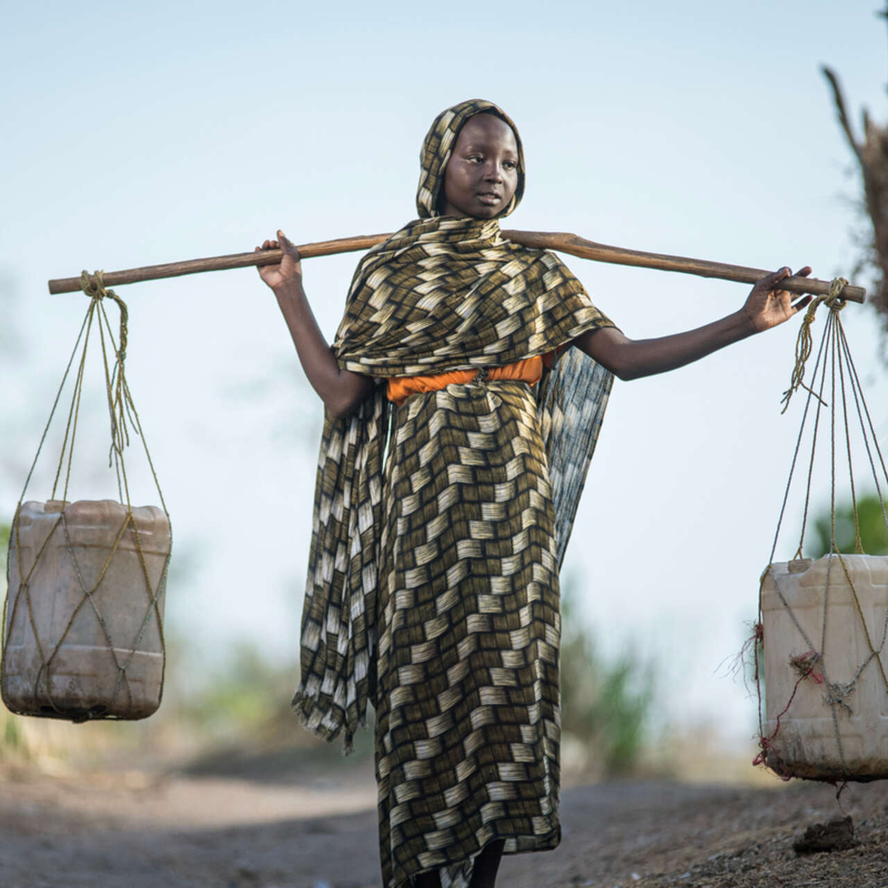 En 13-årig tjej som hämtar vatten i Menza, Sudan. 