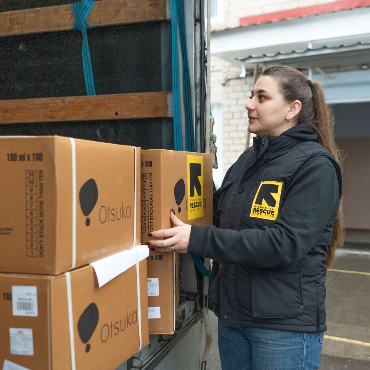 IRC staff member unloads humanitarian aid supplies near the frontlines of the war in Ukraine.