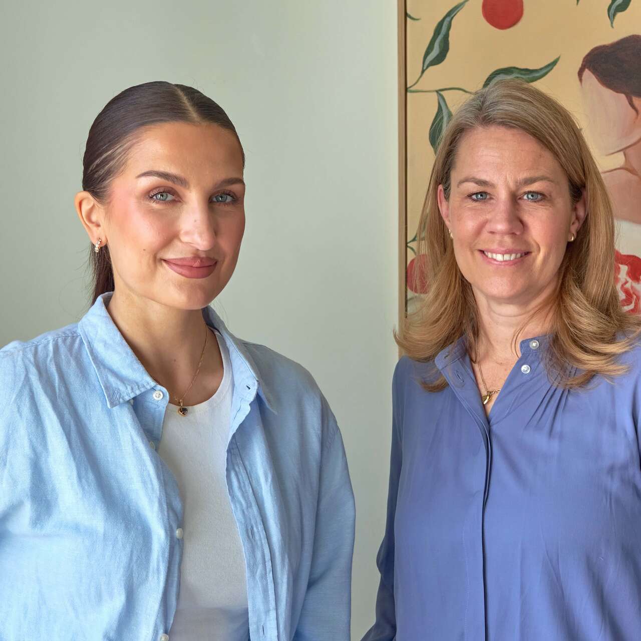 Meira Omar och Anna Sundström står bredvid varandra och ler in mot kameran.