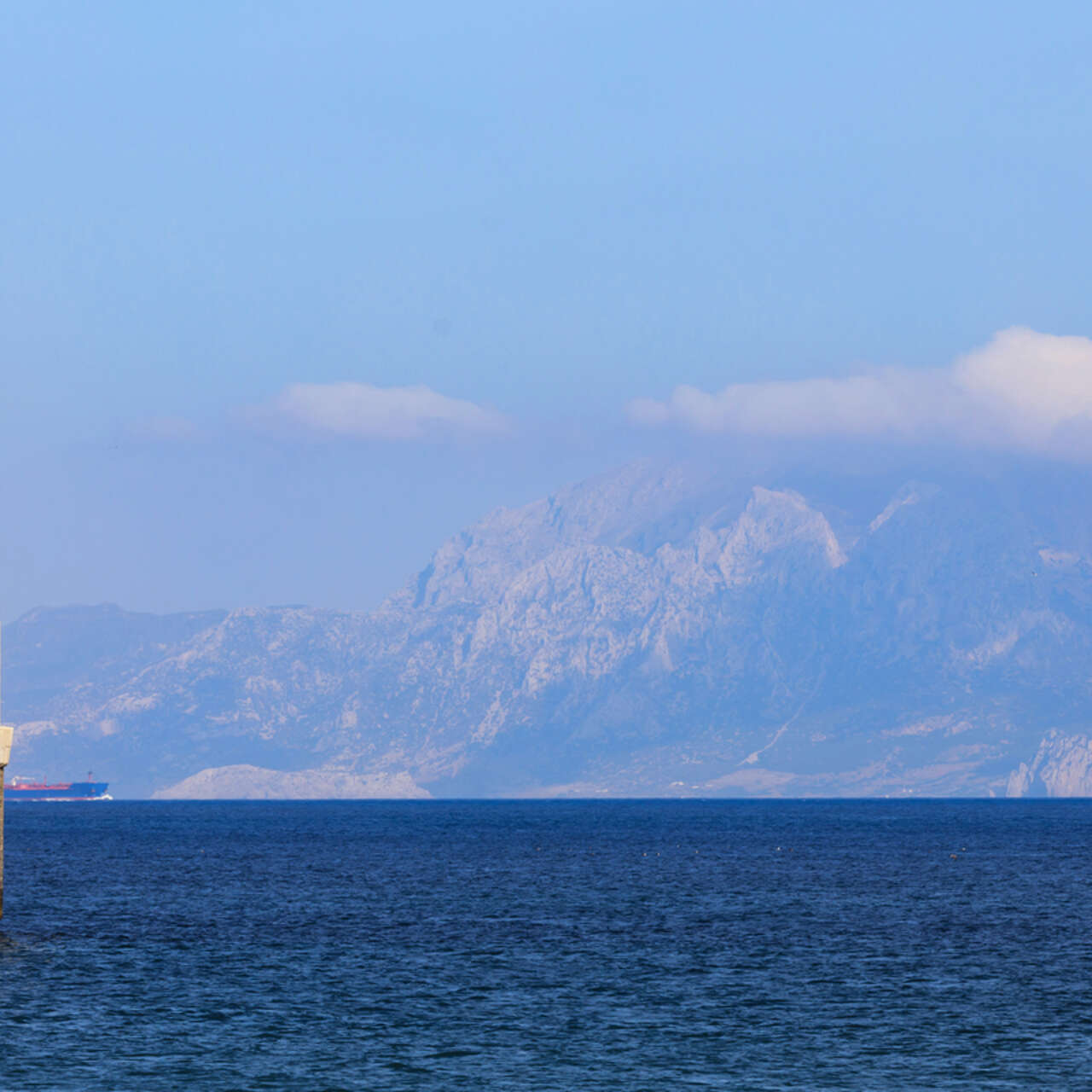 Havet mellan Spanien (fastlandet) och Marocko. Det är cirka 14 kilometer mellan kontinenterna.