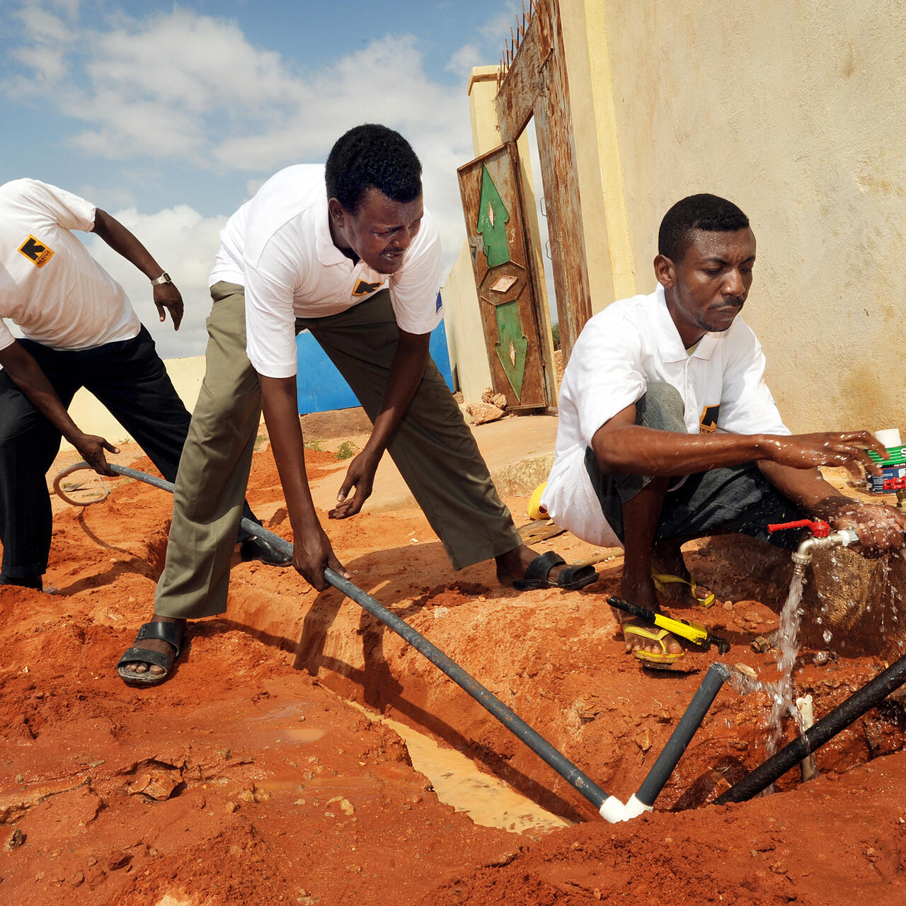 An IRC team installs water to a primary school in Galkayo, Somalia. 