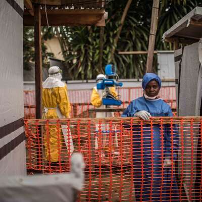 Eine Ebola-Überlebende arbeitet im Ebola-Behandlungszentrum im Krankenhaus von Beni, Demokratische Republik Kongo