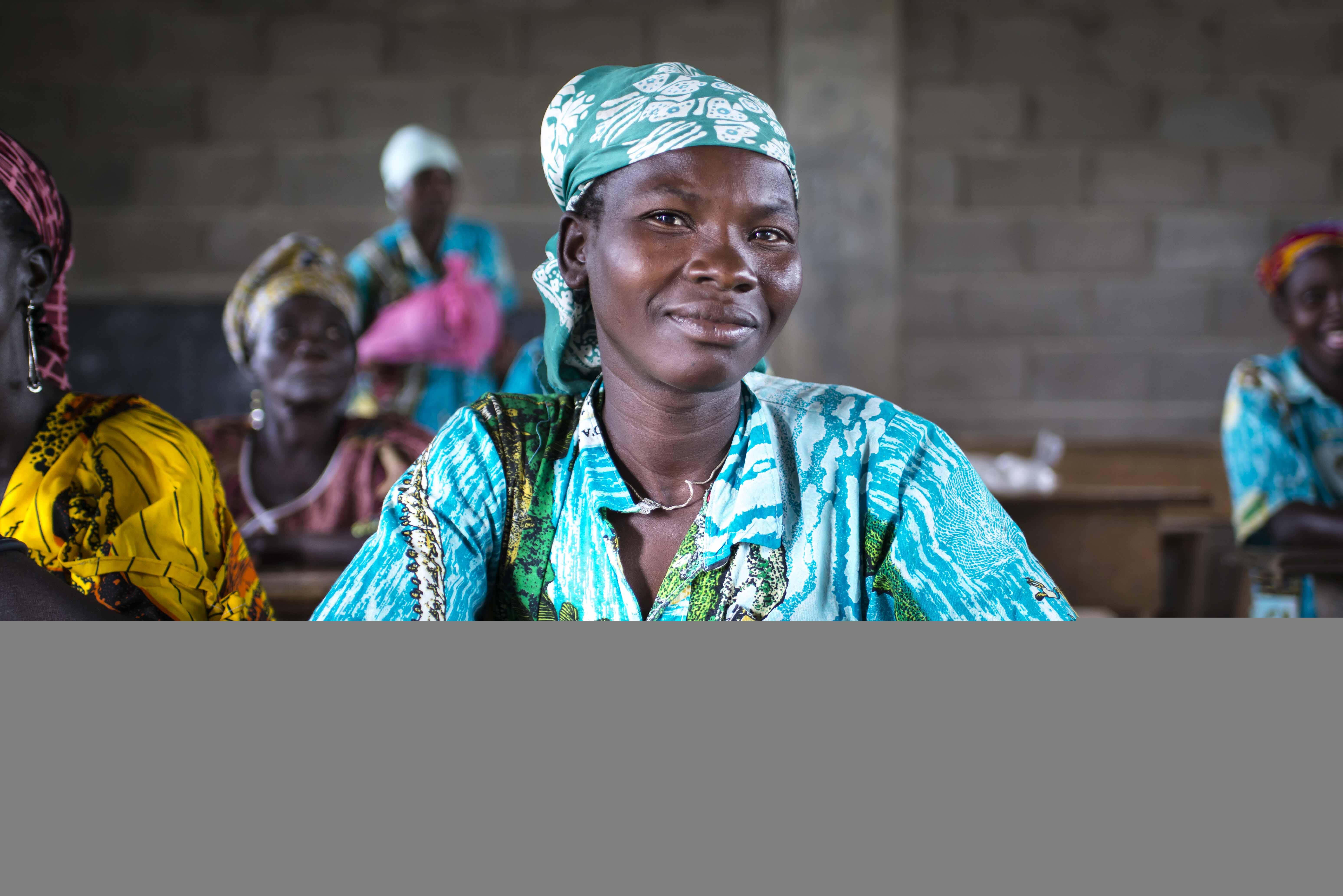 Teilnehmerin eines Workshops für Mitglieder*innen eines Frauenverbandes in Ngoutere, Zentralafrikanische Republik sitzt am Tisch.
