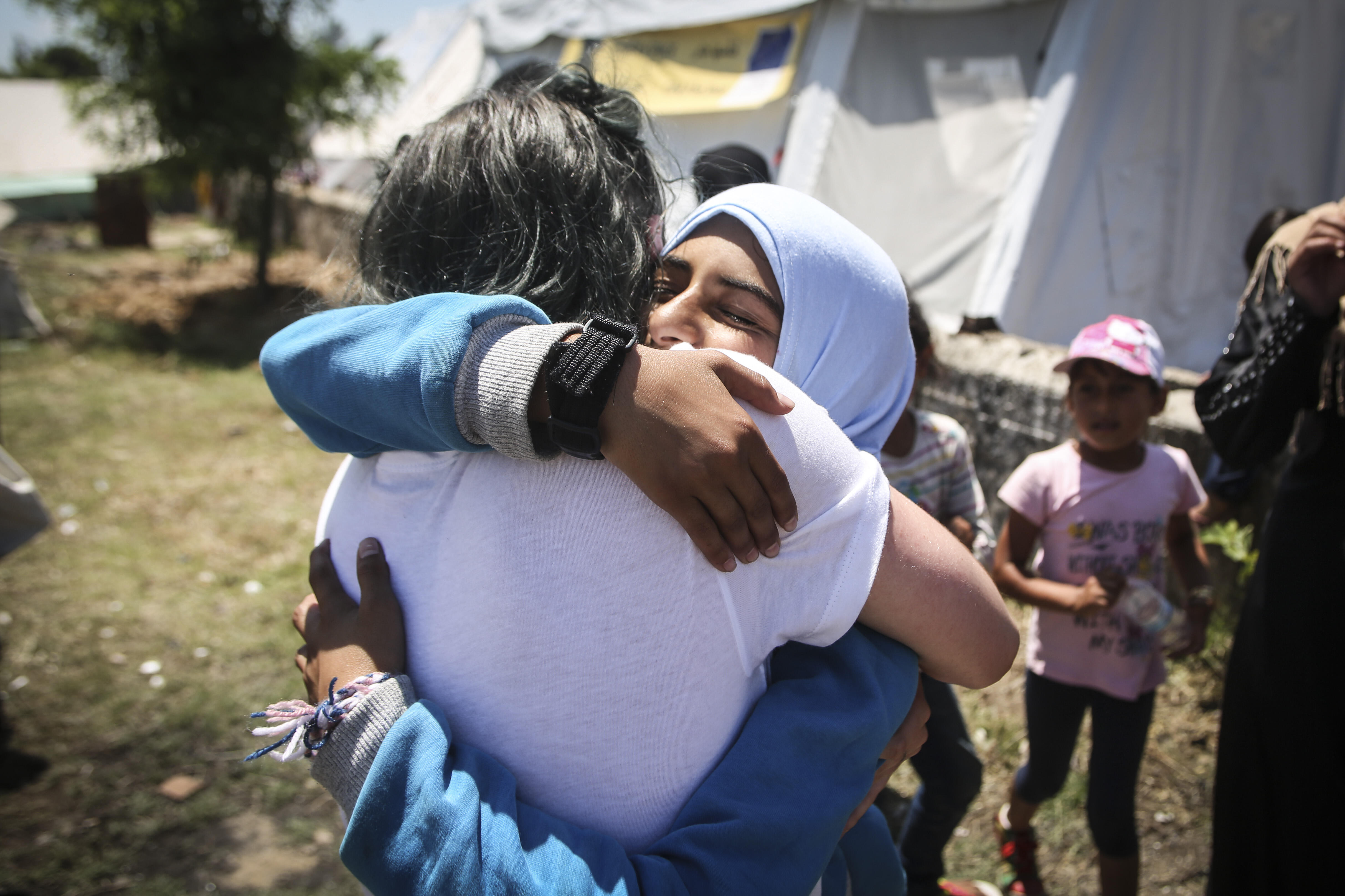 Game-of-Thrones-Schauspielerin Maisie Williams umarmt die syrische Geflüchtete Haya nachdem sie ihr Theaterstück im Flüchtlingslager Cherso in Nordgriechenland gesehen hat. 
