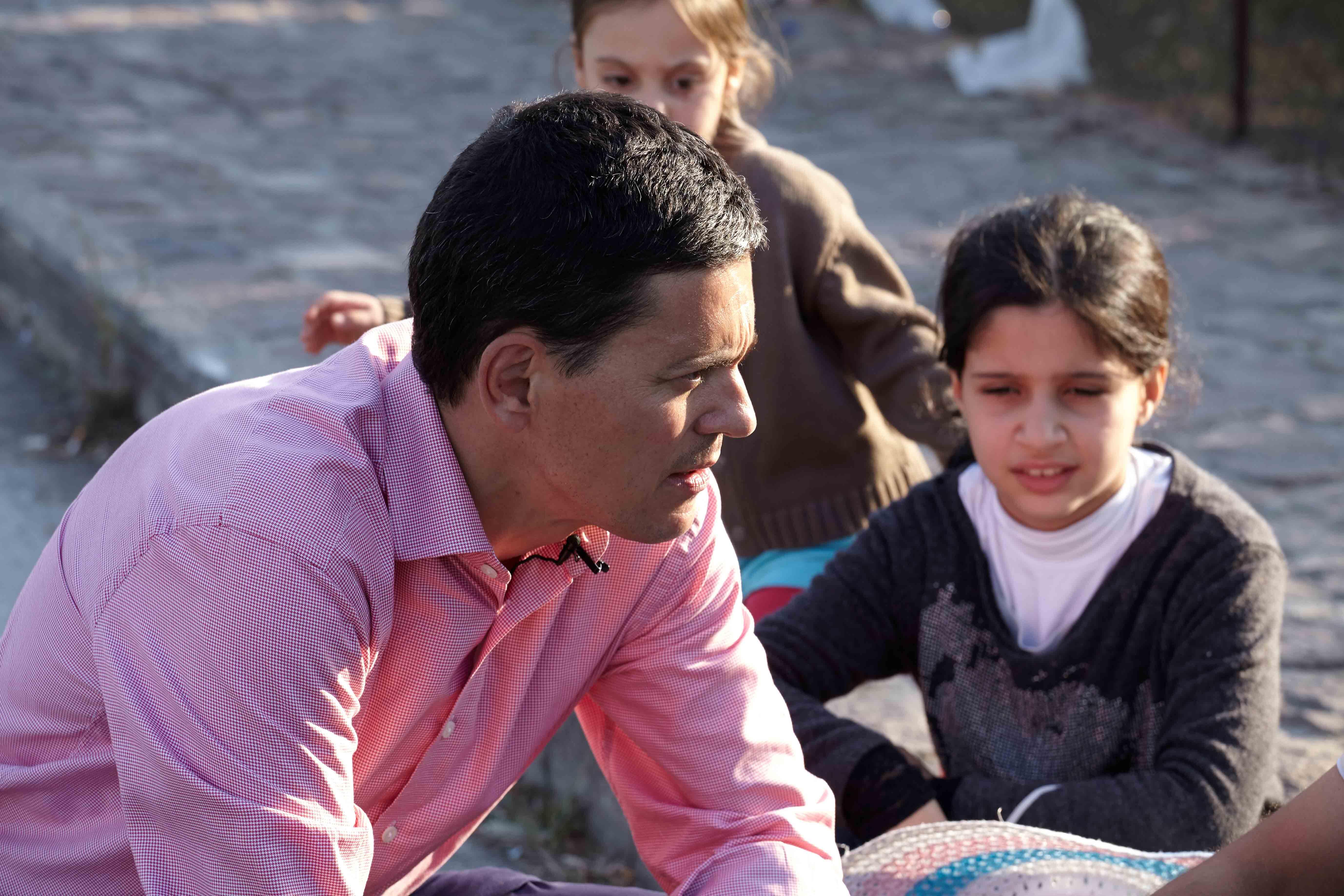 IRC-Präsident David Miliband trifft Geflüchtete auf der griechischen Insel Lesvos.