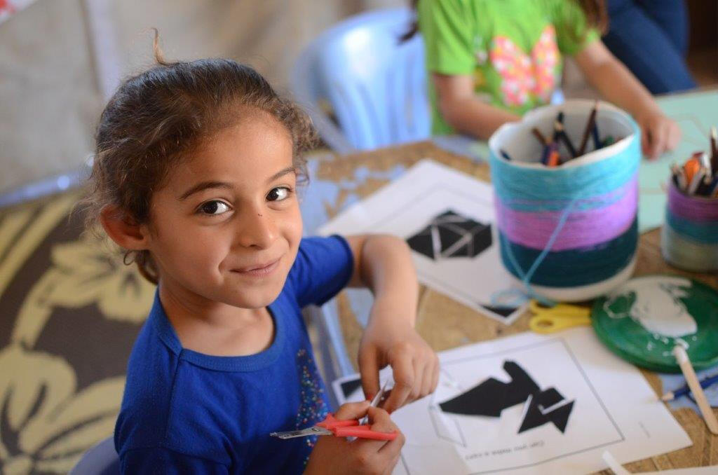 Ein geflüchtetes syrisches Mädchen besucht von IRC angebotene Unterrichtseinheiten in Libanon, die Lesen und Schreiben, Mathematik sowie soziale und emotionale Kompetenzen vermitteln.