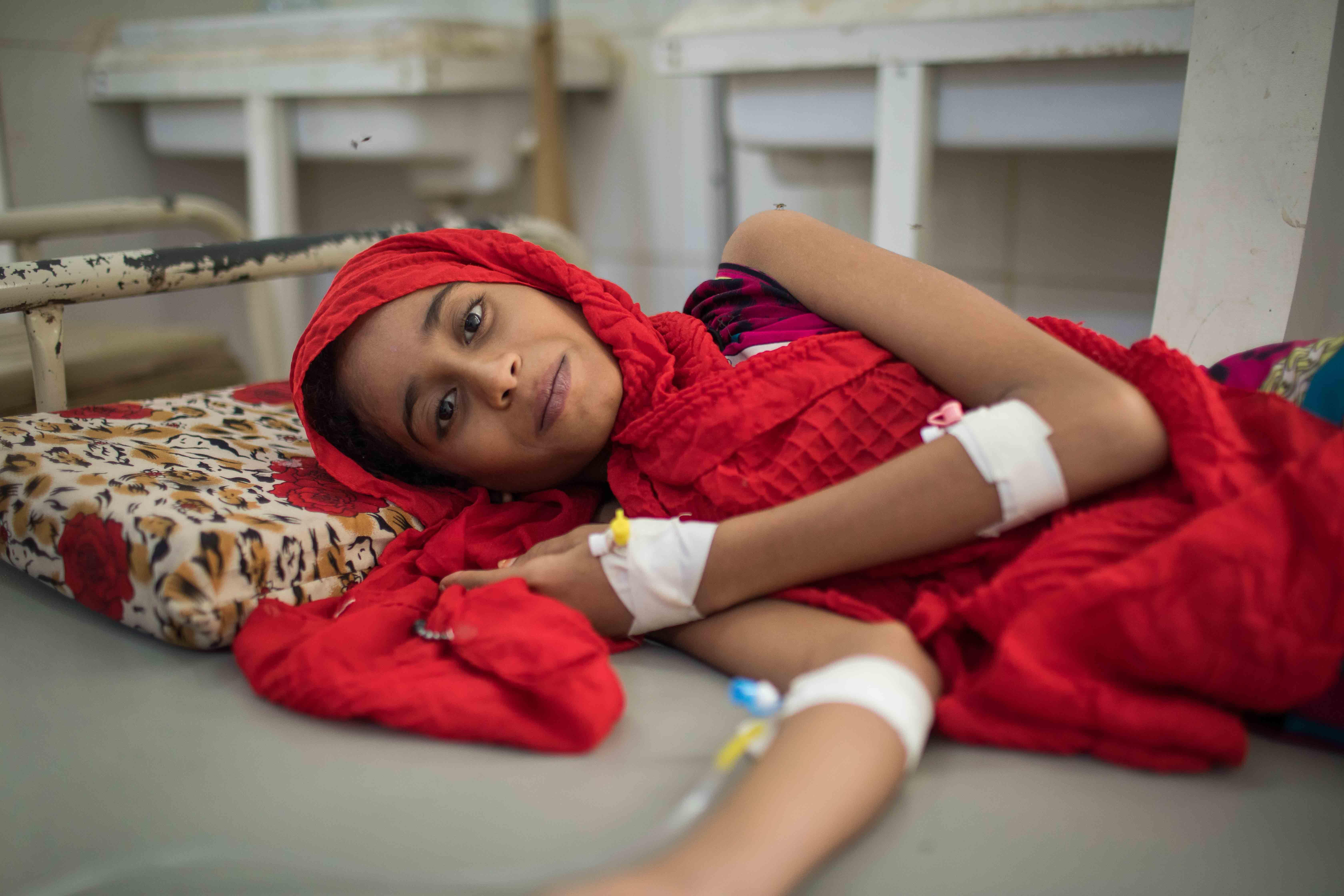 Aryam wird im von IRC unterstützten Krankenhaus Al Sadaqa in Aden, Jemen, wegen Cholera behandelt. 