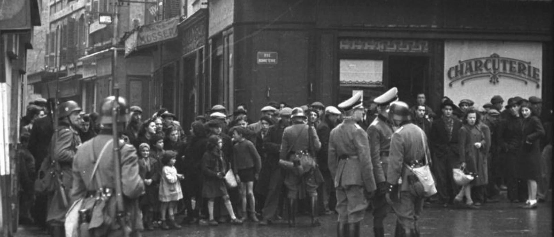 Ein schwarz-weiß Bild. Eine Gruppe Menschen steht vor einem Geschäft