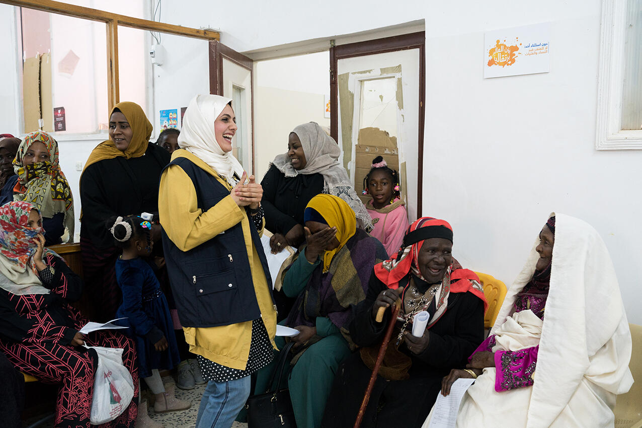 Frauen mit medizinischer Hilfskraft in einer Klinik in Libyen