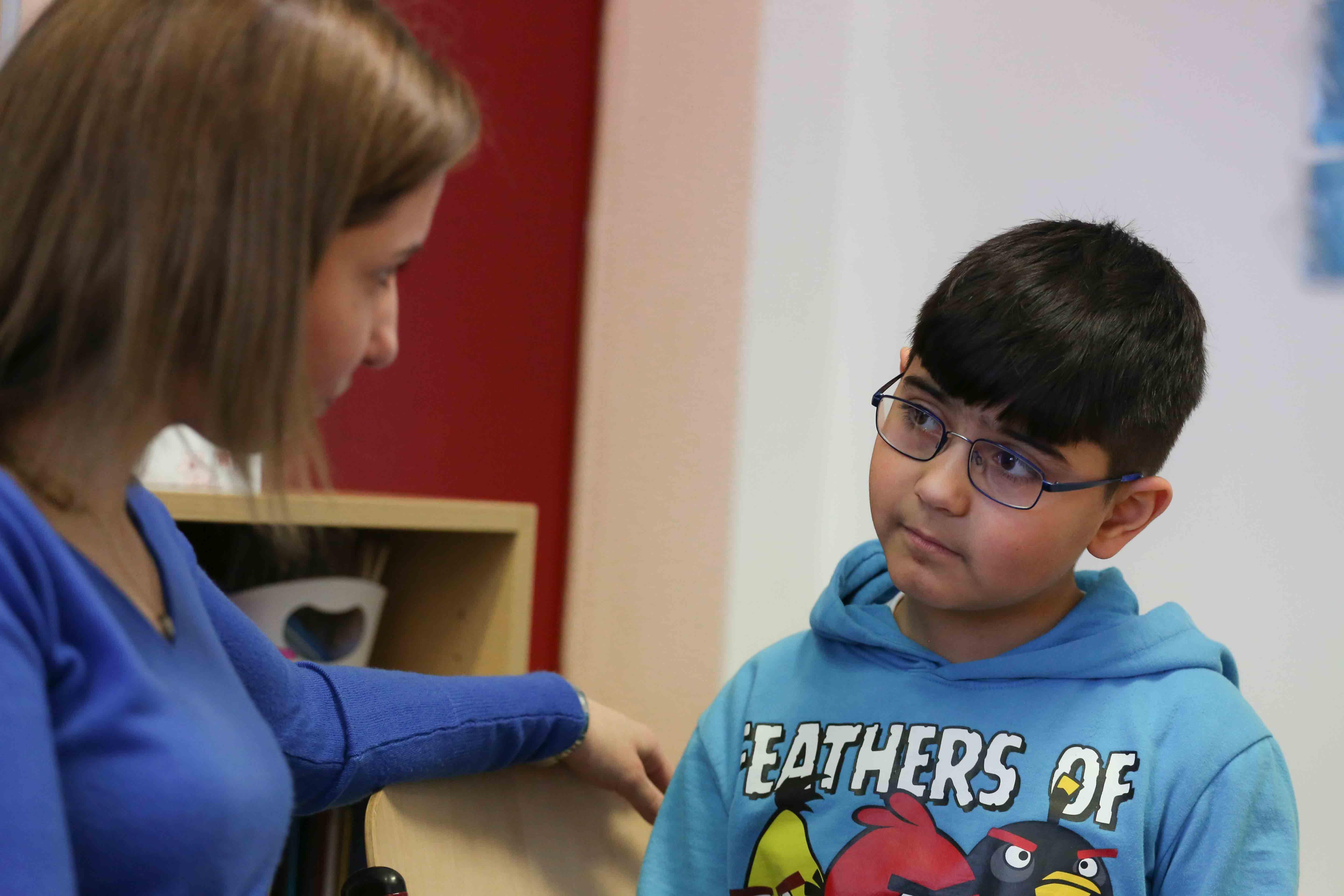 Ein geflüchteter Junge mit seiner Lehrerin in Brandenburg.