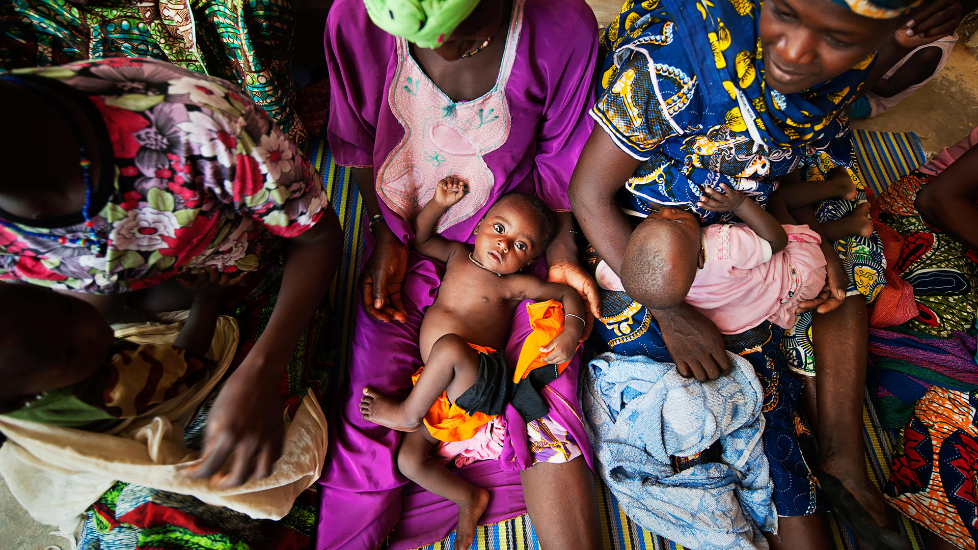 Mütter und ihre Kinder in Mali