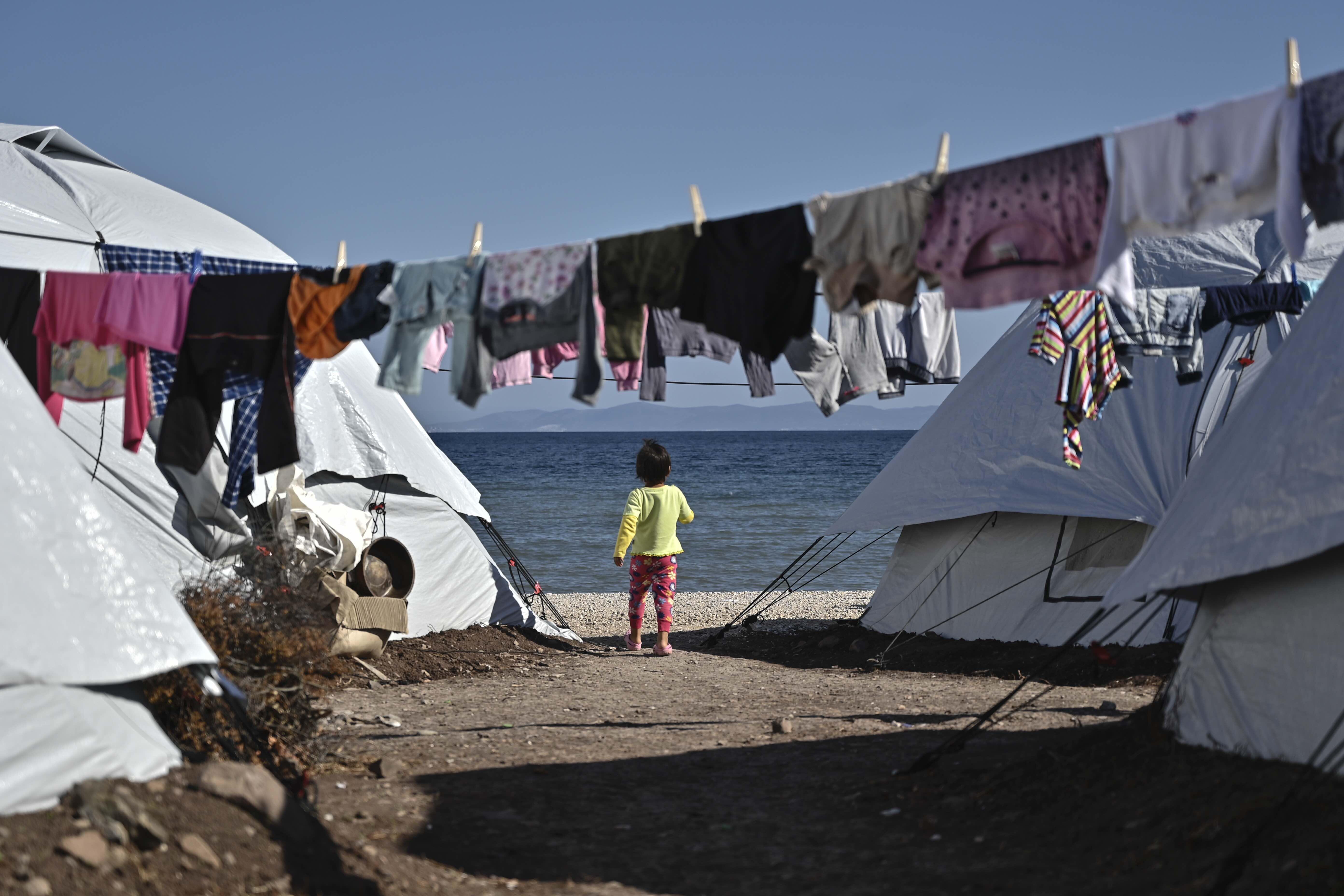 Kind steht zwischen Zelten im neuen Flüchtlingslager auf Lesbos