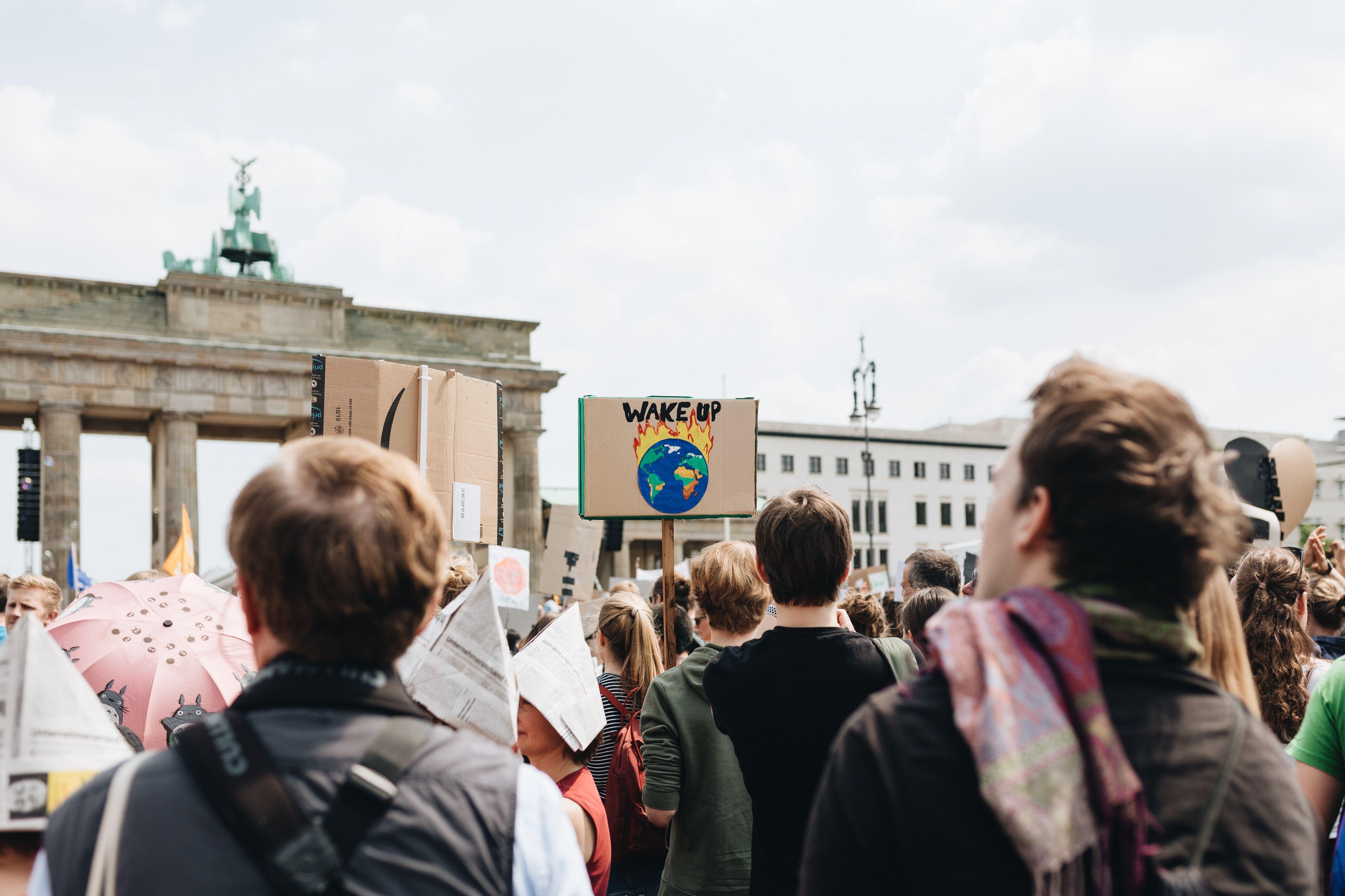 Eine große Gruppe von Menschen in Berlin streiken für Klimaschutz, unteranderem mit dem Slogan "Wake up"