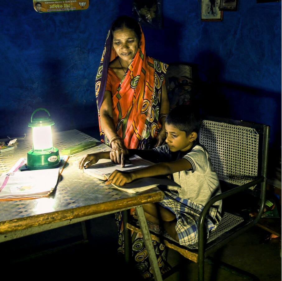 Solcellslampa hjälper en kvinna i Indien att se bättre när det är mörkt ute