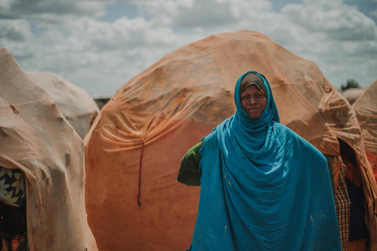 Bistra, eine somalische Geflüchtete, die in der Wüste steht