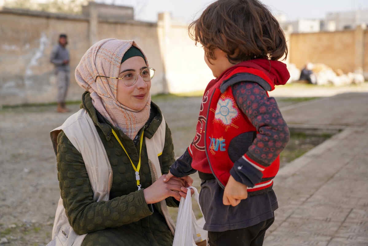 RESCUE stödjer människor i Syrien - bild på medarbetare tillsammans med ett barn. 