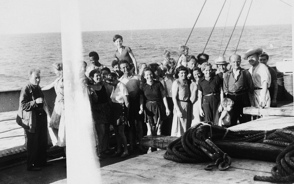 Europäische Geflüchtete, die mitfhilfe des Emergency Rescue Committee in Sicherheit gebracht wurden, an Bord der Paul-Lemerle. Das einstige Frachtschiff fuhr im Mai 1941 von Marseille bis Martinique.