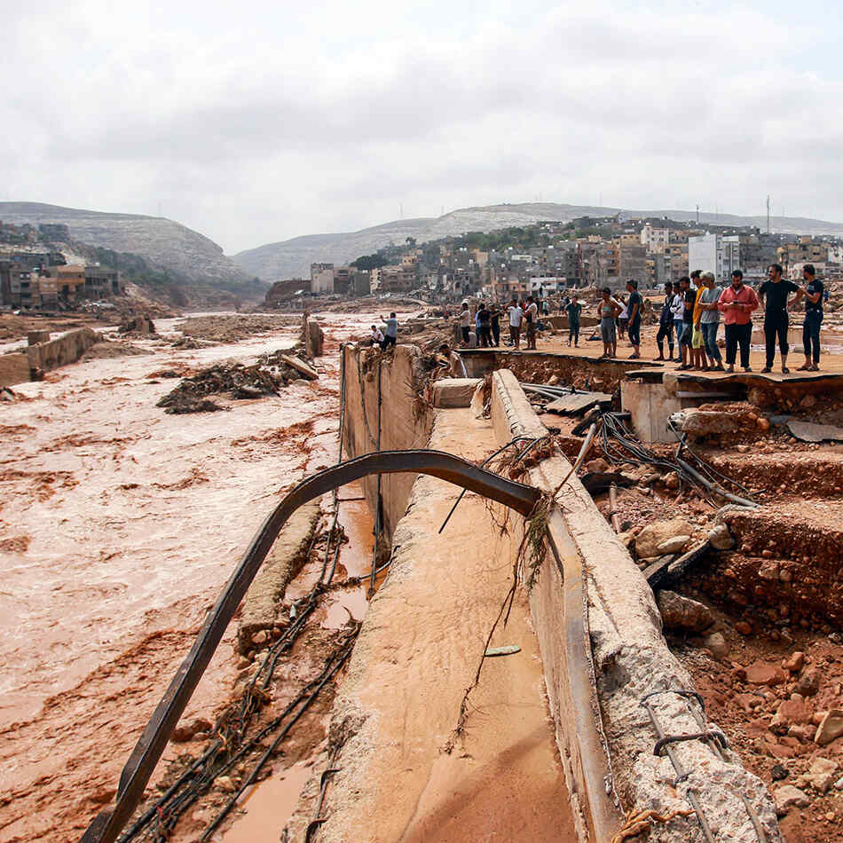 Menschen betrachten am 11. September 2023 in Derna, Ostlibyen, die Schäden, die durch Überschwemmungen verursacht wurden.