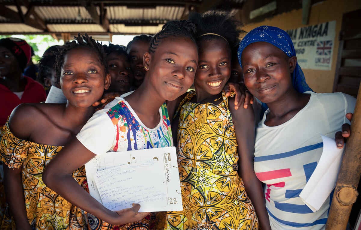 Tonårsflickor i Sierra Leona deltar i RESCUE:s utbildningsprojekt EAGER under rasten i skolan.