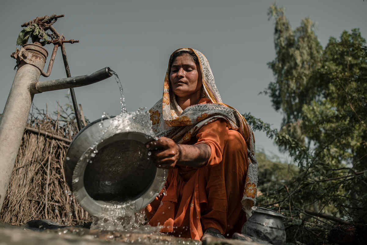 Rent vatten är viktigt - en kvinna i Pakistan diskar vid en vattenbrunn efter översvämningarna 2022. 