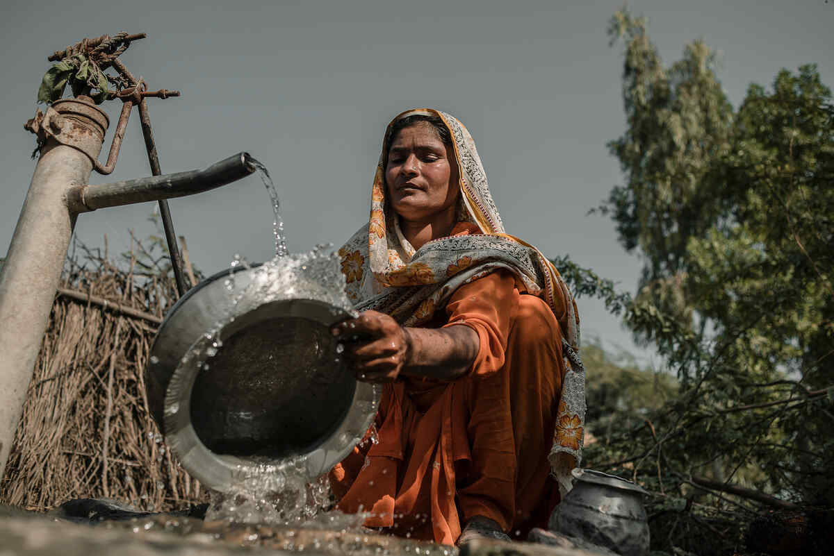 Rent vatten är viktigt - en kvinna i Pakistan diskar vid en vattenbrunn efter översvämningarna 2022.